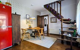 Cozy Apartment By Town Hall With Free Parking